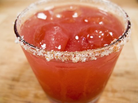 arreglos de flores con margaritas spider y rosas rosa fusha